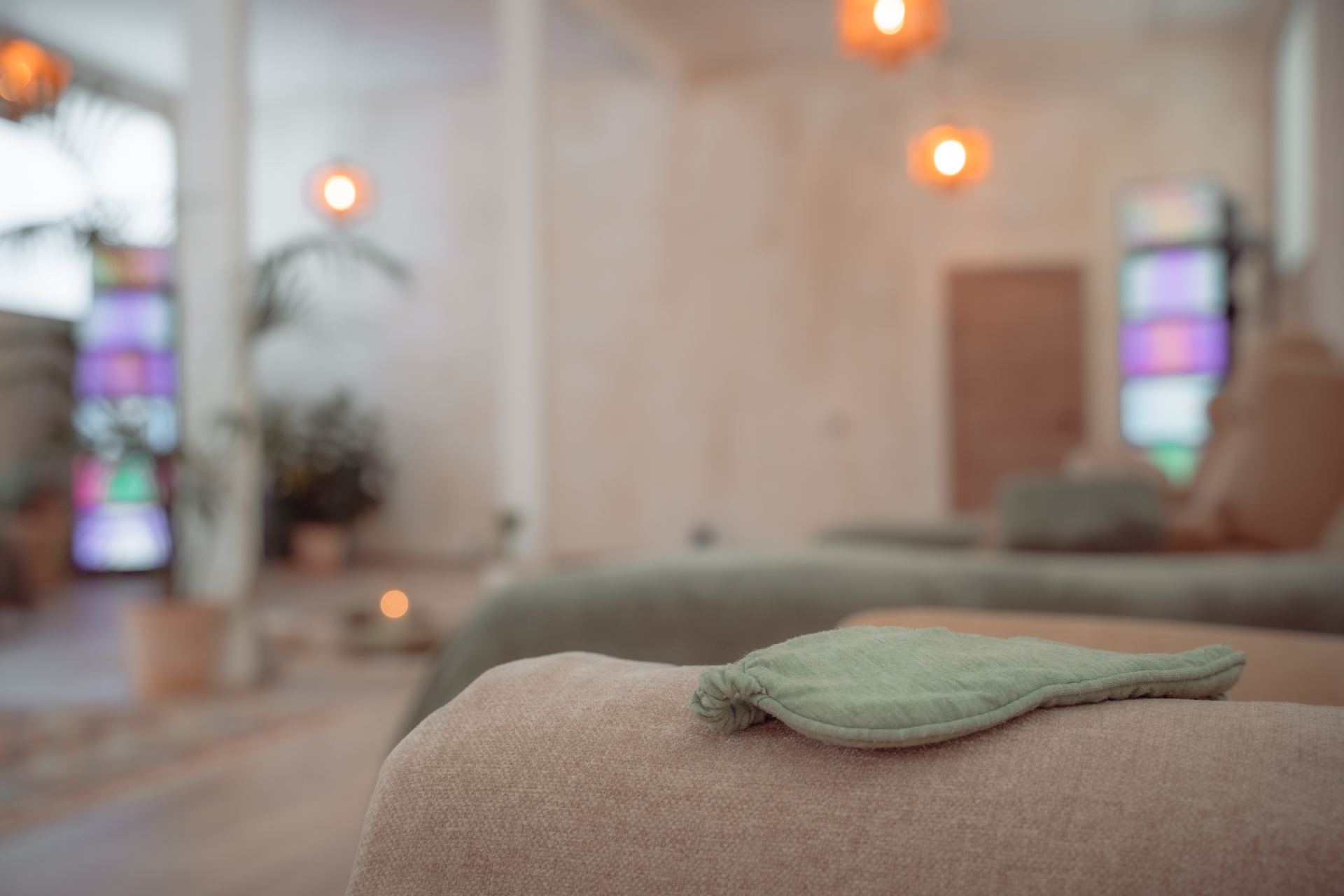 Sala EESystem™ de NAWÄL: antifaz sobre un sillón con las unidades de luz al fondo