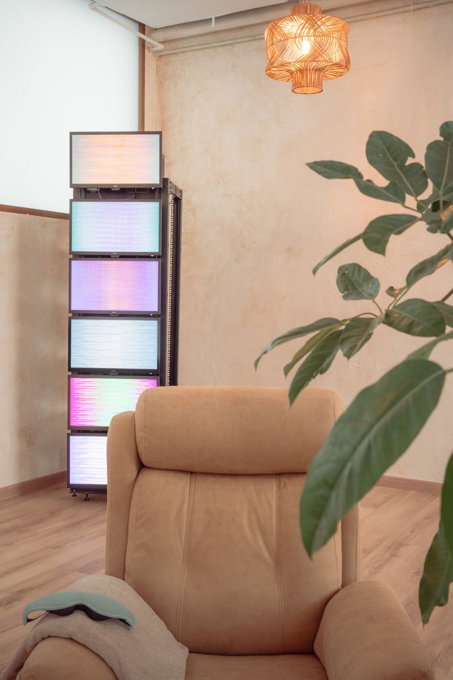 Sala EESystem™ de NAWÄL con sillón reclinable, manta y antifaz