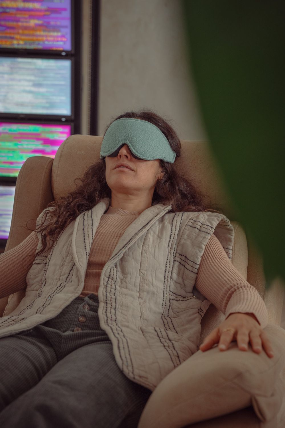 Mujer descansando con antifaz en la sala EESystem™ de NAWÄL