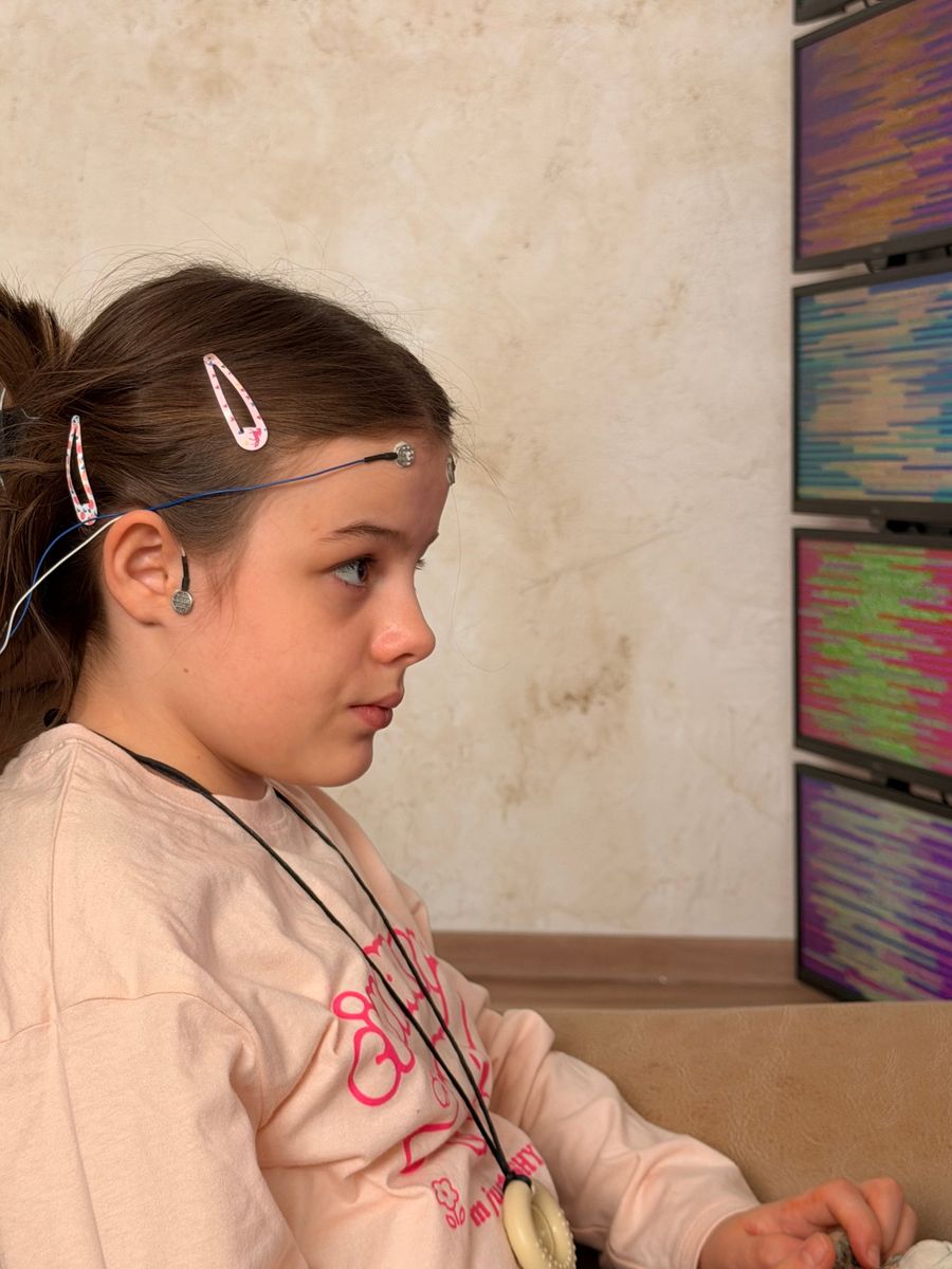 Niña durante una sesión de neurofeedback en NAWÄL