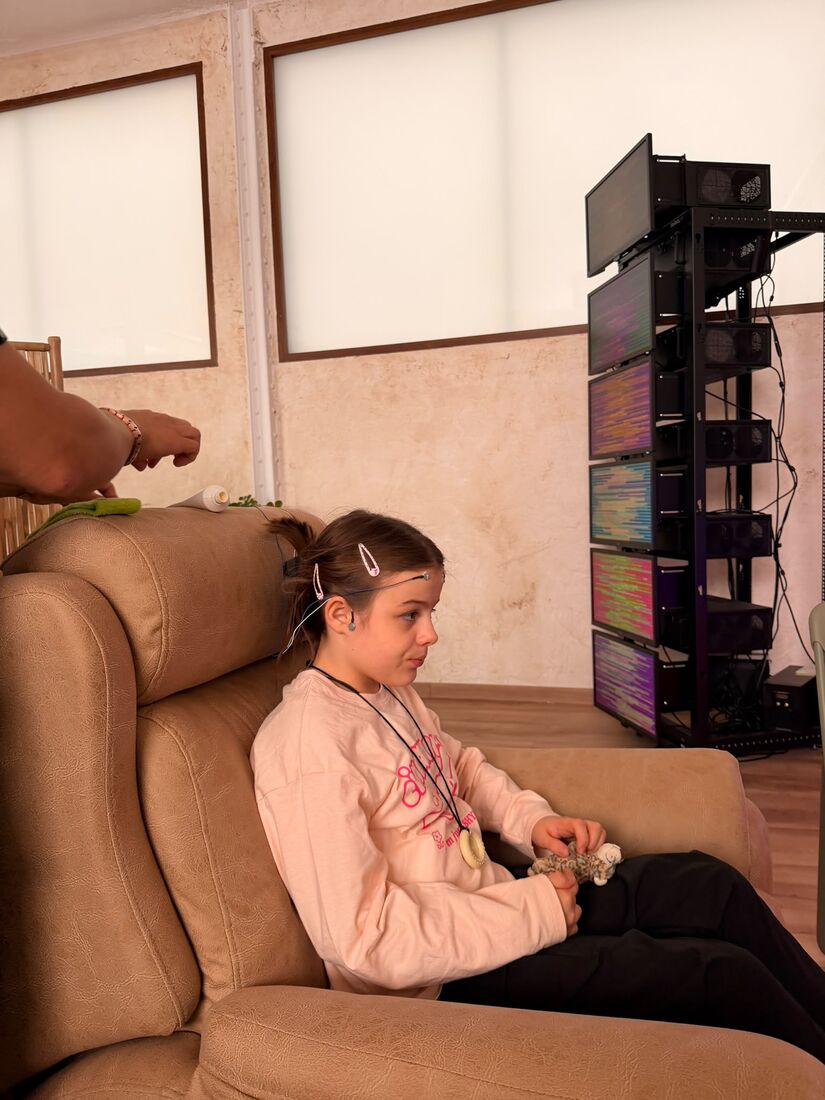 Niña en una sesión de NeuroBalance (neurofeedback) en NAWÄL Madrid
